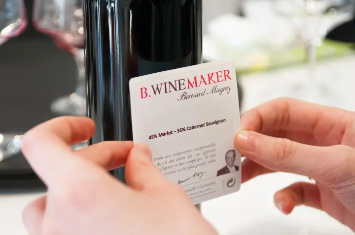 Atelier B-Winemaker au Château Pape Clément Image 2 a hand holding a cellphone